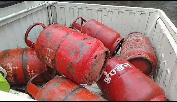 Illegal LPG Gas Cylinder Sales Busted by Food Dept in Hapania Illegal LPG Gas Cylinder Sales Busted by Food Dept in Hapania